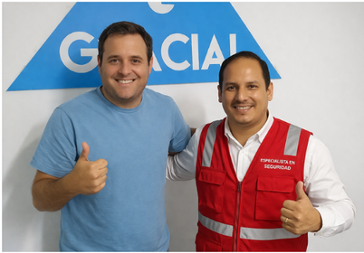 Cliente satisfecho junto al Arq. Noel Ramos